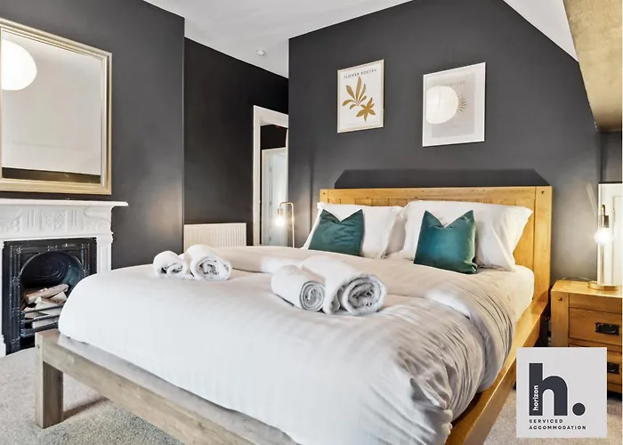 Free Parking - Penthouse - Business Stays - Relocating - St