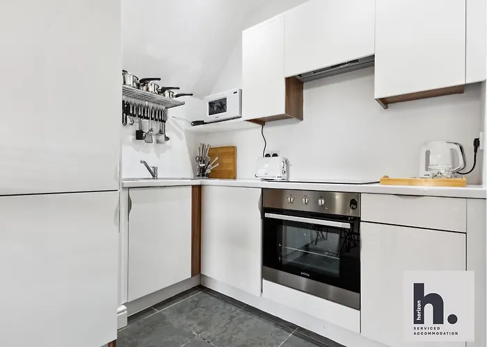 Free Parking - Penthouse - Business Stays - Relocating - St