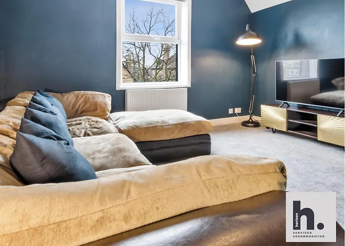 Free Parking - Penthouse - Business Stays - Relocating - St